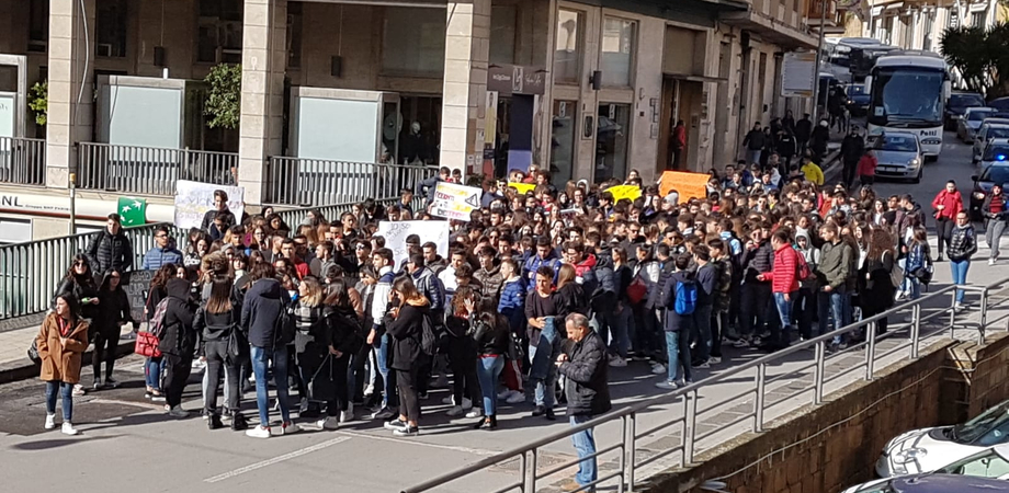 "Sicurezza delle scuole", gli studenti di Gela scendono in piazza. I sindacati chiedono incontro con il prefetto - SeguoNews