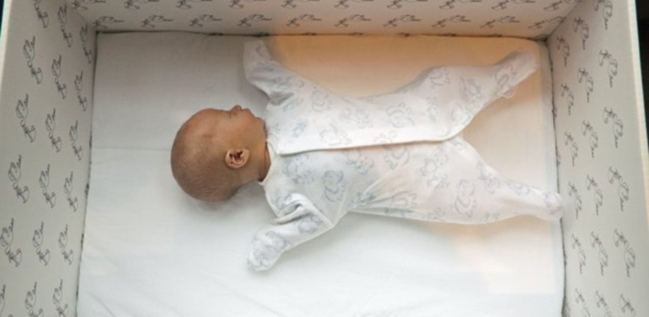 I bebè finlandesi dormono in scatole di cartone: esempio di una civiltà che manca in Italia