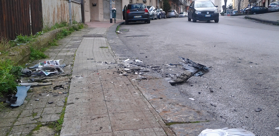 Notte di San Silvestro col botto in via Leone XIII: nisseno "brillo" si schianta contro quattro auto. Denunciato dai carabinieri