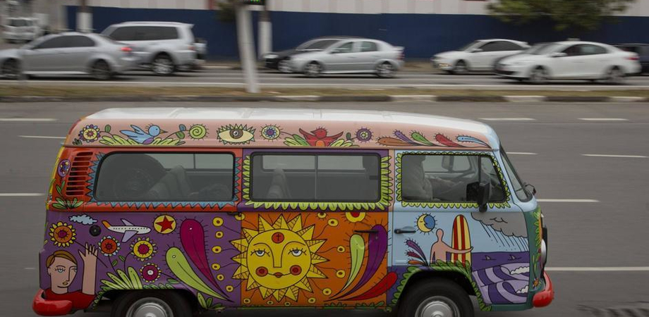 Bye bye Kombi: Volkswagen non produrrà più lo storico furgoncino degli hippie