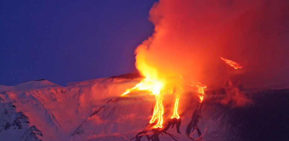 Etna, scosse di terremoto dopo l'eruzione: la cenere provoca la chiusura dell'aeroporto