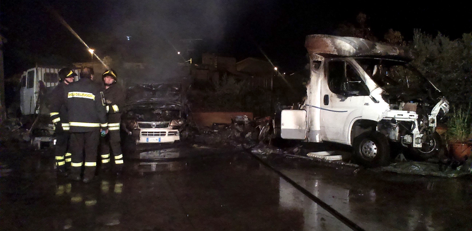 Incendio in officina di via Xiboli: distrutti camper, auto e furgoni LE FOTO