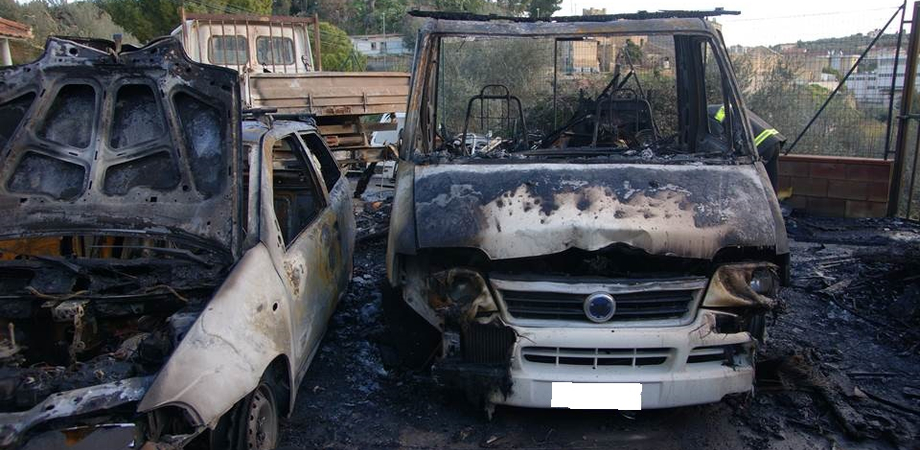 L’incendio all’officina "Nissena Service": telecamera ha ripreso gli attentatori