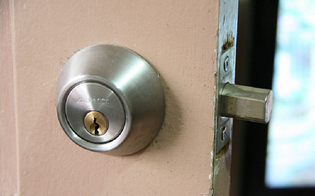 https://www.seguonews.it/furto-al-centro-storico-ladri-scardinano-una-porta-per-qualche-oggetto-di-poco-valore