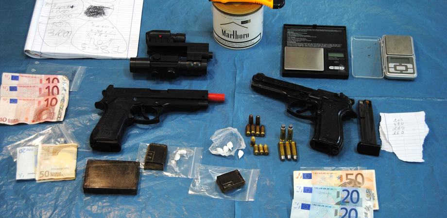 Blitz della Polizia a Gela: pistole e droga in casa. Arrestato un giovane 
