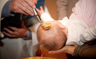 https://www.seguonews.it/botte-da-orbi-durante-un-battesimo-rissa-tra-gli-invitati-per-posare-nelle-foto-con-il-neonato