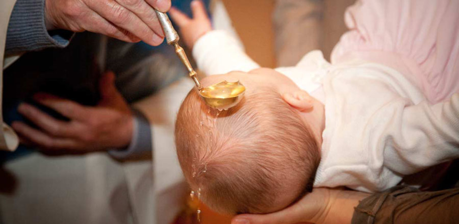 Botte da orbi durante un battesimo: rissa tra gli invitati per posare nelle foto con il neonato
