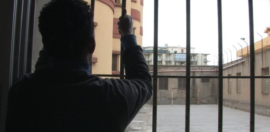 Aggressione al carcere di San Cataldo: agente penitenziario colpito al volto con un pugno
