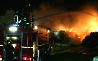 https://www.seguonews.it/notte-di-fuoco-a-gela-in-fiamme-quattro-auto-una-appartiene-ad-una-donna-impiegata-in-una-banca