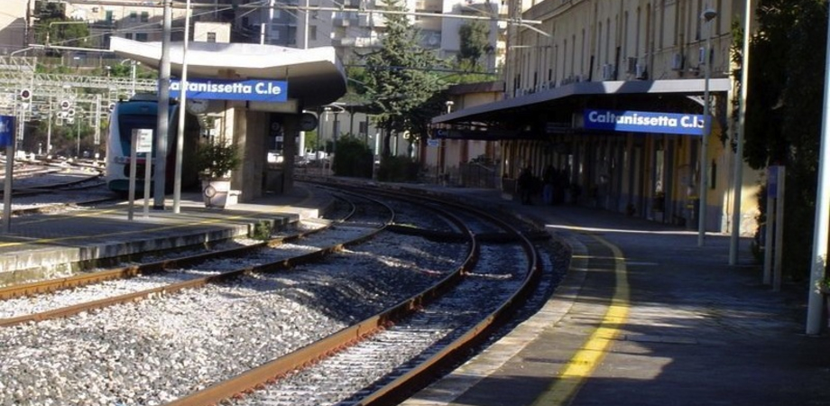 "Musumeci non ha più scuse, deve potenziare le ferrovie nel Sud-Est della Sicilia": passa mozione M5S 