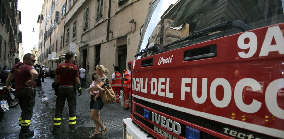 Lingue di fuoco dall'asfalto sulla tangenziale: incendio sotterraneo vicino alla stazione