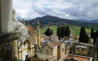 https://www.seguonews.it/caltanissetta-ascensore-si-blocca-al-cimitero-angeli-dentro-salma-due-operatori
