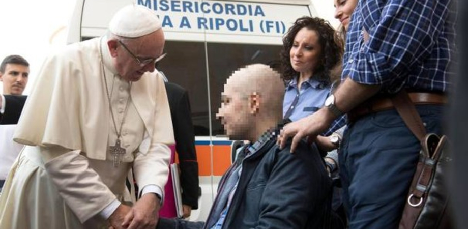 Papa Francesco cresima giovane malato di Mazzarino. Il Pontefice dona rosario: "Prega per me"