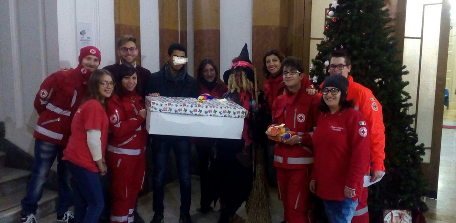 Caltanissetta, la Befana della Croce Rossa dona regali e felicità ai bimbi nisseni