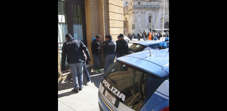 Caltanissetta, controllo su cittadini stranieri: forze di polizia in centro storico alla ricerca di irregolari
