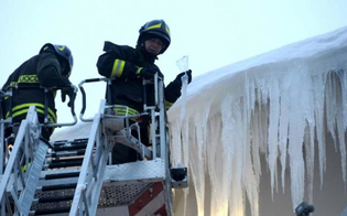 https://www.seguonews.it/caltanissetta-continua-lavoro-incessante-dei-vigili-del-fuoco-auto-bloccate-neve-sui-tetti