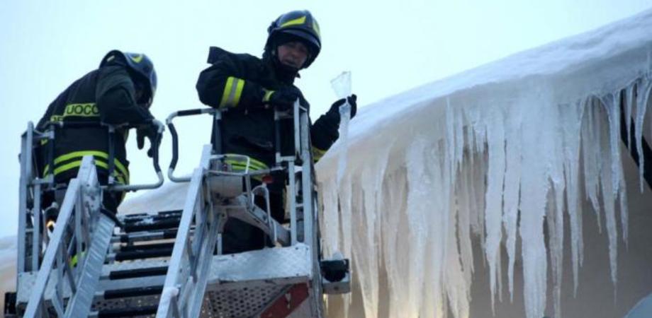 Caltanissetta, continua il lavoro incessante dei vigili del fuoco: tra auto bloccate e neve sui tetti