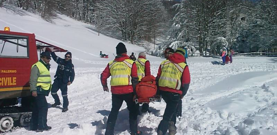 Ondata di gelo in Sicilia, bufera di neve si abbatte su Piano Battaglia: soccorse 50 persone
