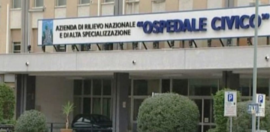 Incinta colpita da malattia rara, salvata in ospedale Palermo: la donna abbraccia i suoi gemelli e ringrazia i medici