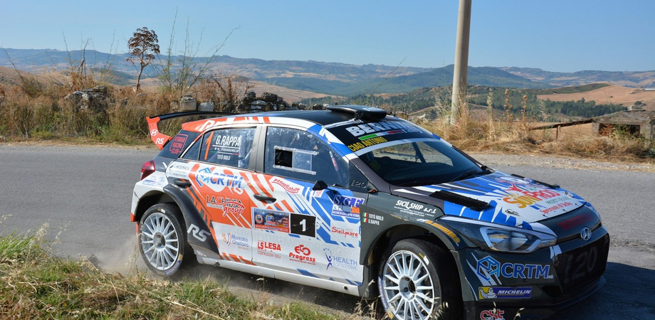 Totò Riolo su Hyundai i20 R5 sconfigge caldo e avversari: è suo il 15° Rally di Caltanissetta 