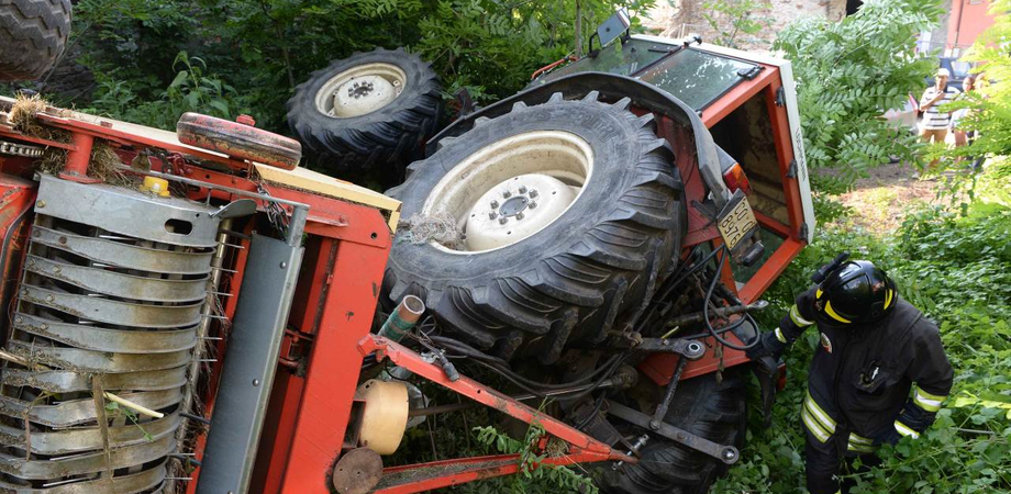 Villalba, trattore si ribalta: agricoltore trasportato in elisoccorso al Sant'Elia