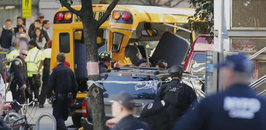 Attacco a New York, furgone su pista ciclabile: 8 morti e 12 feriti