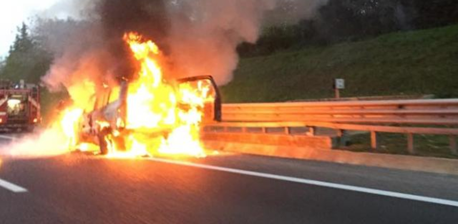 Veicolo in fiamme sulla Palermo-Catania, autostrada chiusa nei pressi di Agira