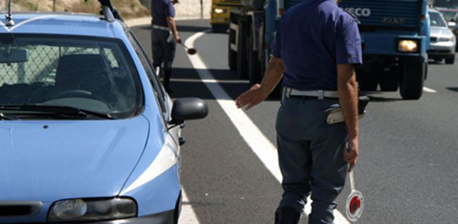 Trasportava pesce avariato: autotrasportatore multato dalla Polstrada di Caltanissetta