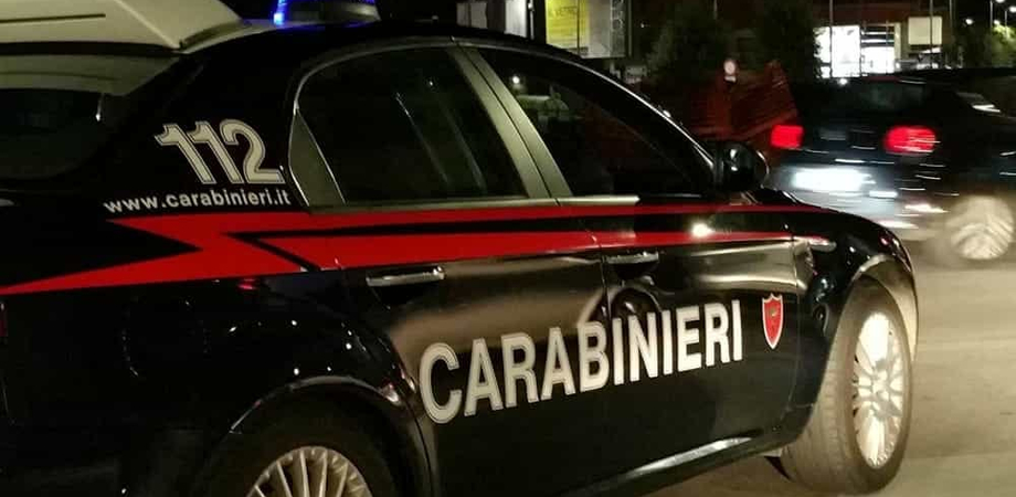 Caltanissetta, getta la droga alla vista dei carabinieri: 25enne denunciato
