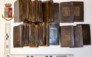 https://www.seguonews.it/viaggiava-sul-treno-diretto-a-caltanissetta-con-25-chili-di-hashish-pusher-arrestato-dalla-squadra-mobile