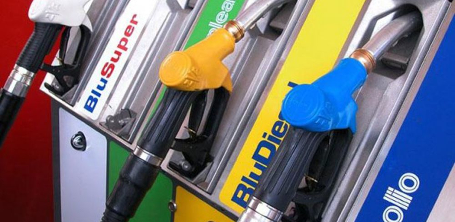 Benzina più cara a partire da domani, aumentano anche i pedaggi delle autostrade
