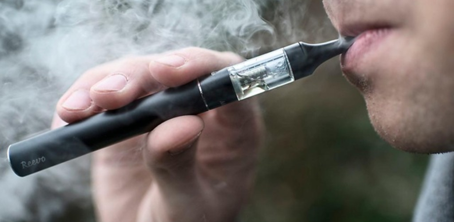 Fumo, nessun beneficio se si alterna la sigaretta vera a quella elettronica: il rischio di malattie non si riduce