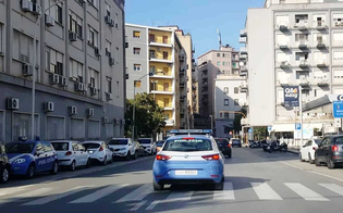 Caltanissetta, l'ex compagno la aggredisce per strada in pieno giorno e le porta via l'auto: soccorsa dai residenti
