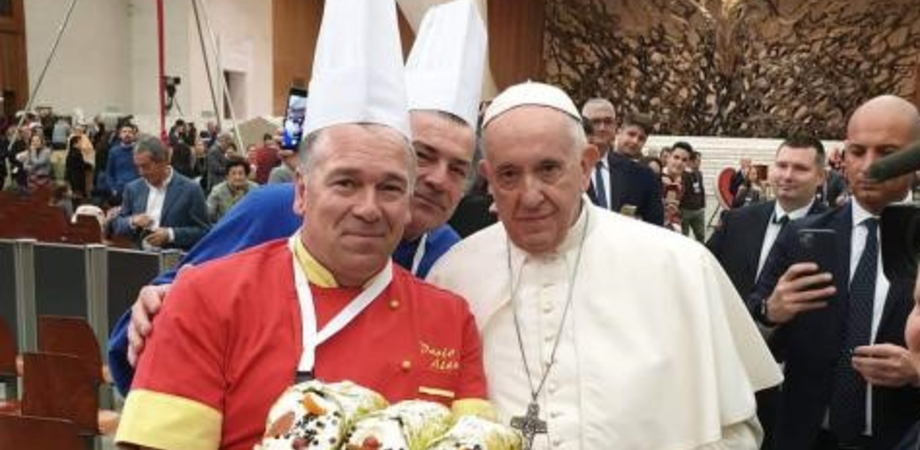 Da Mazzarino al Vaticano: offerti a Papa Francesco per il suo compleanno tre cannoli siciliani 