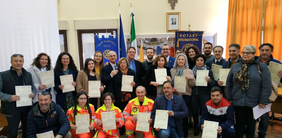 Delia, il Rotary Club Valle del Salso dona un defibrillatore al Comune: cerimonia in municipio