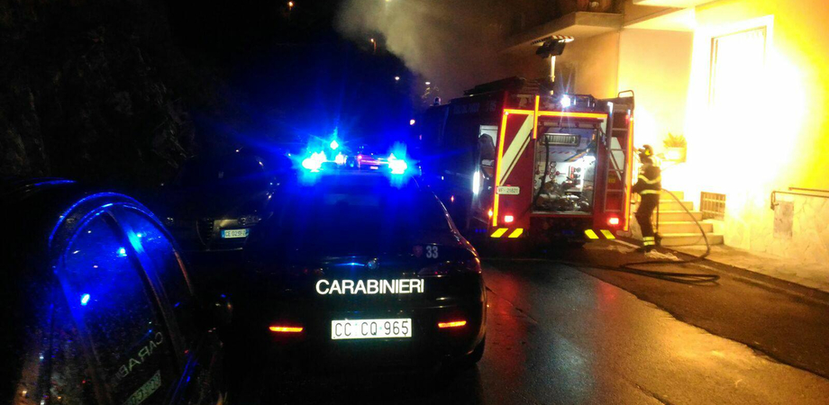 Mazzarino, a fuoco l'auto di una collaboratrice scolastica: fiamme danneggiano anche un edificio