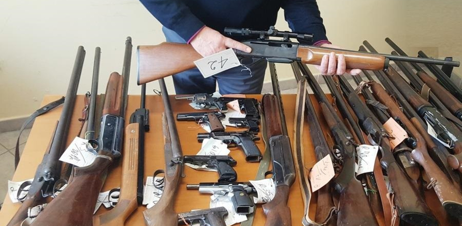 Rottamazione armi in provincia di Caltanissetta: la polizia ritira 88 fucili e 22 pistole