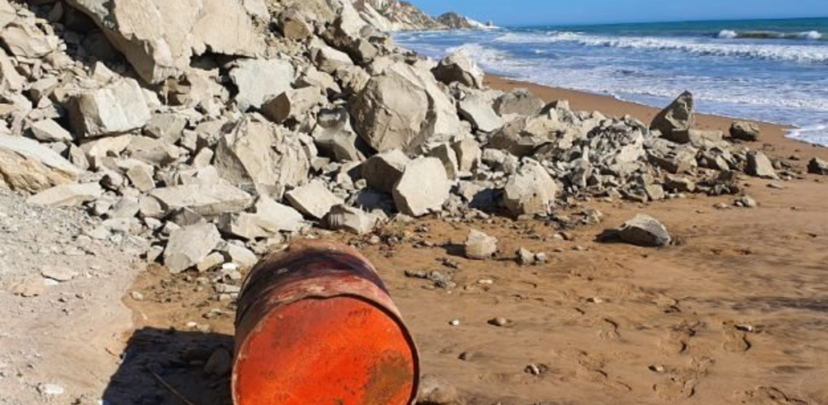 Ciclista nisseno trova un fusto di olio esausto in una spiaggia agrigentina, sfiorato il disastro ambientale