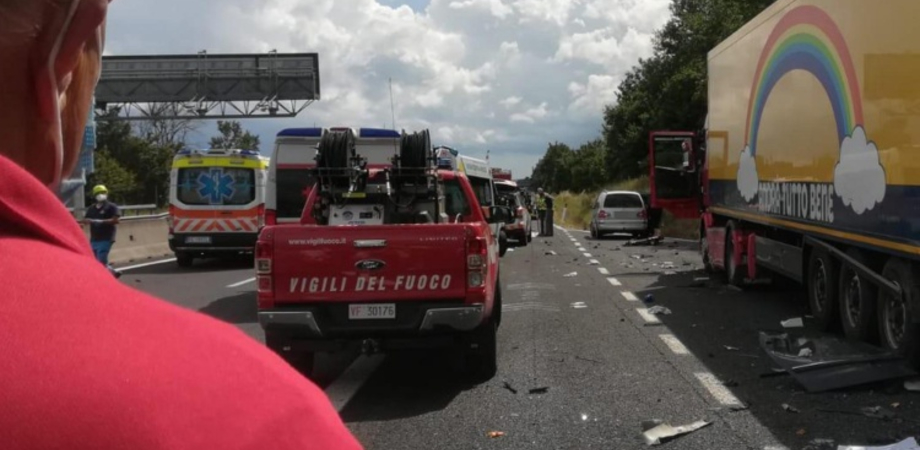 Schianto in autostrada ad Arezzo, arrestato il papà delle due bimbe morte: hanno perso la vita anche i nonni