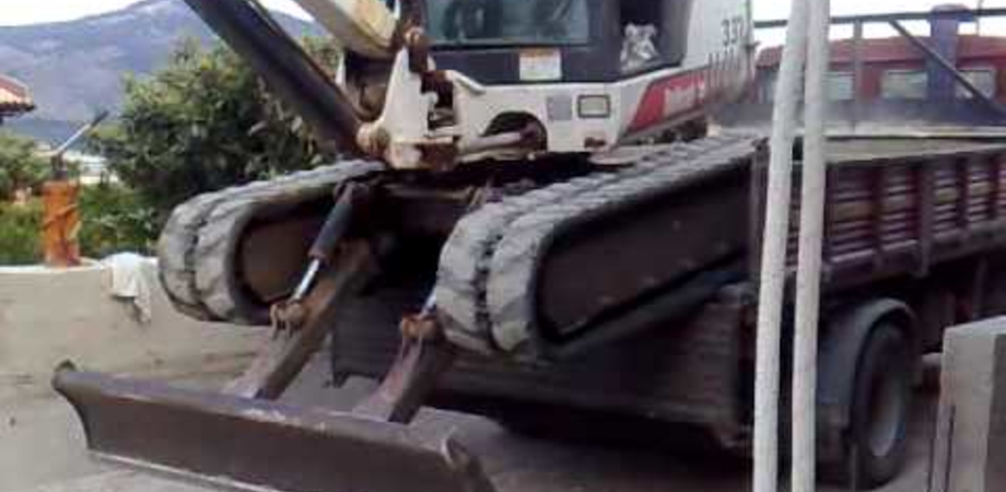 Tir con a bordo un escavatore urta contro un cavalcavia, traffico rallentato sull'autostrada Palermo - Catania