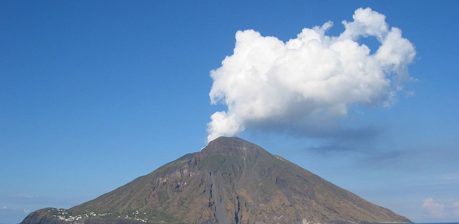 Due forti esplosioni sul cratere di Stromboli, paura sull'isola