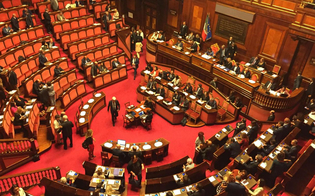 https://www.seguonews.it/parlamento-light-anche-in-sicilia-saranno-eletti-meno-deputati-e-senatori-