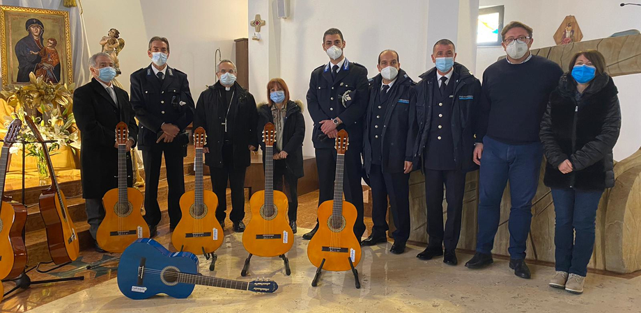 Gela, il vescovo benedice dieci chitarre donate da Caltaqua ai detenuti della casa circondariale