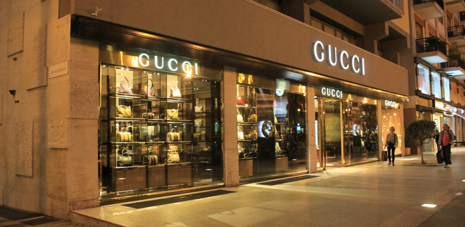 Prima compra i regali da Gucci e poi viene rapinato in via Libertà: il bottino è di 25 mila euro