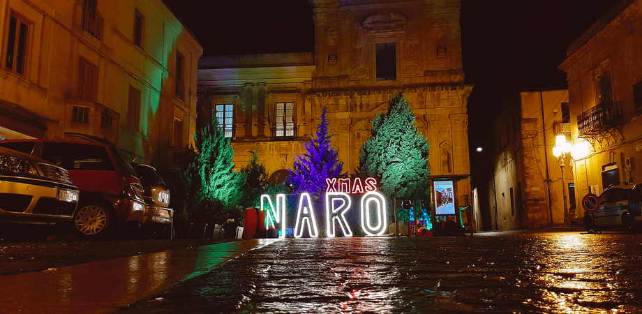 A Naro acceso il bosco di Natale in piazza Garibaldi