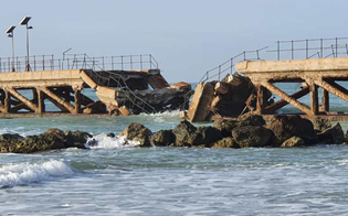 https://www.seguonews.it/crollo-del-pontile-sbarcatoio-a-gela-greco-come-se-si-fosse-sbriciolata-unaltra-parte-della-nostra-storia
