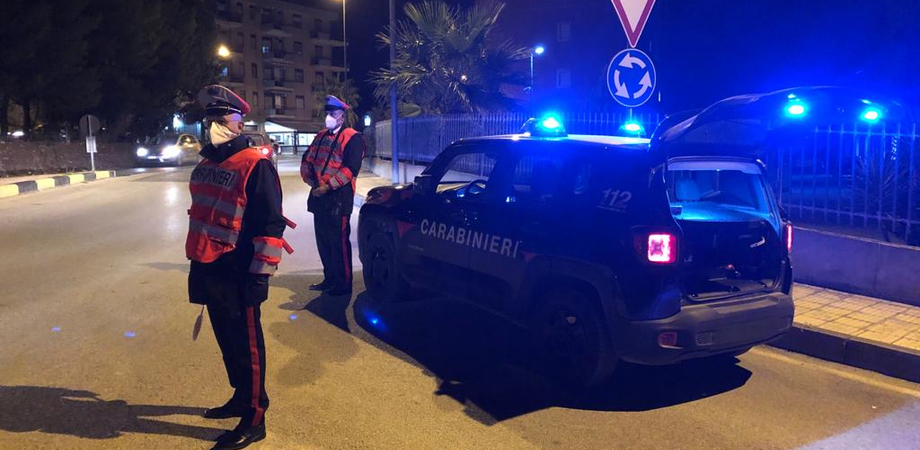 Caltanissetta. In giro per la città dopo il coprifuoco si rifiuta di fornire una giustificazione ai carabinieri: 32enne denunciato
