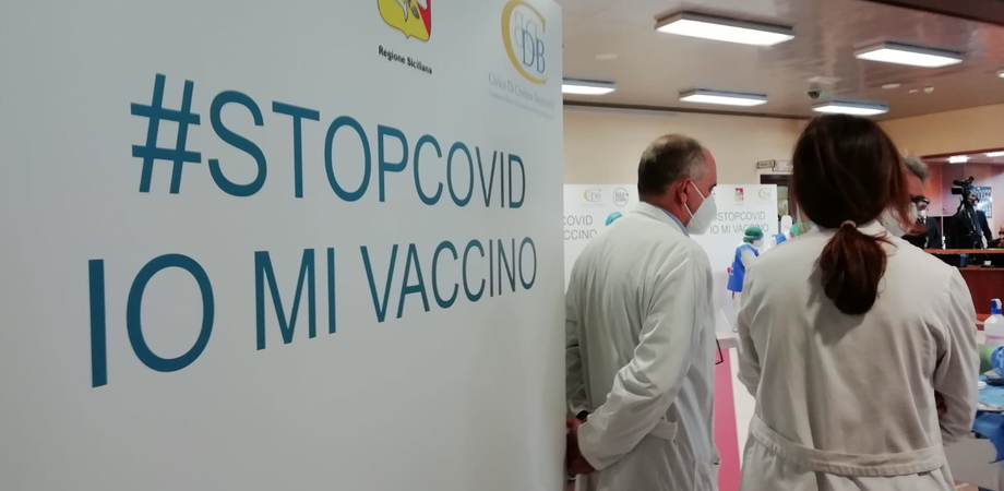 AstraZeneca, da domani riprendono le vaccinazioni in Sicilia: precedenza a chi è già prenotato