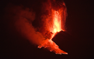 https://www.seguonews.it/etna-fontana-di-lava-e-nube-alta-65-km