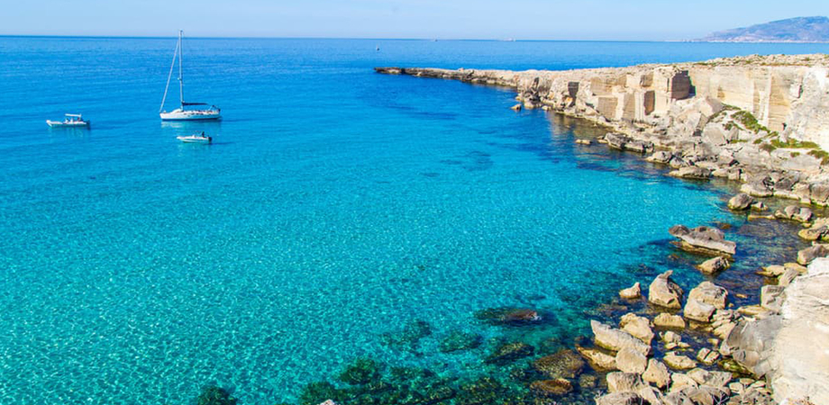 Malore durante la traversata a nuoto Favignana-Levanzo, 17enne è grave